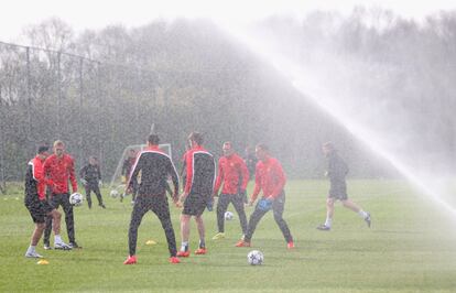 Varios jugadores del United durante la sesión de entrenamiento en Carrington (Manchester) previa al encuentro que disputarán mañana ante el Bayern de Múnich.