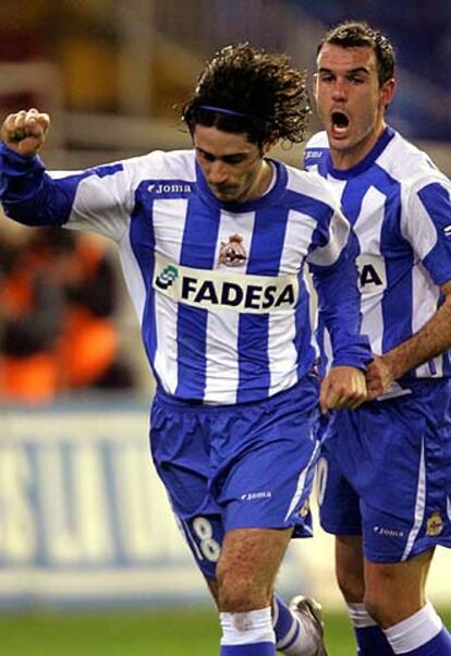 Víctor celebra su gol, logrado de penalti.