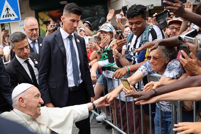Fieles saludan al Papa tras su llegada a Lisboa, este miércoles.