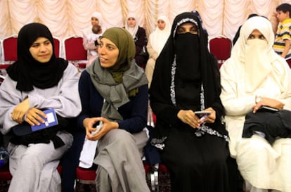 Un grupo de activistas kuwaitíes, que esperan ser deportados, muestran sus pasaportes