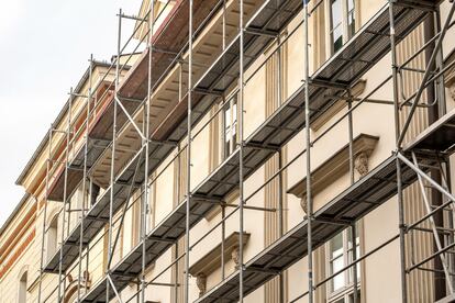 Rehabilitación de la fachada de un edificio, en una imagen de archivo.