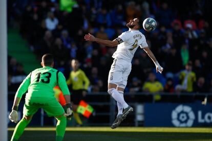 El delantero francés del Real Madrid, Karim Benzema, remata de cabeza durante el partido.