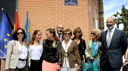 La familia de Fernando Abril Martorell posa en la avenida que lleva el nombre del político fallecido.