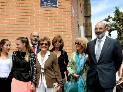 La familia de Fernando Abril Martorell posa en la avenida que lleva el nombre del político fallecido.