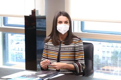 
La reina Letizia mantuvo este miércoles una reunión con la directiva de la Fundación Mutua Madrileña en la sede de la entidad para conocer sus líneas de trabajo en apoyo de la investigación médica y de colectivos vulnerables.