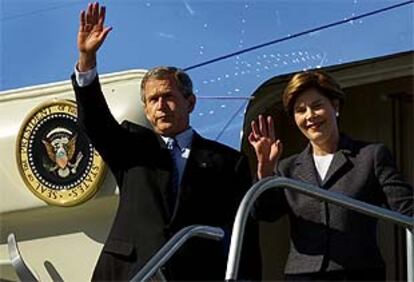 Imagen de George Bush y su esposa a su llegada ayer a Monterrey.
