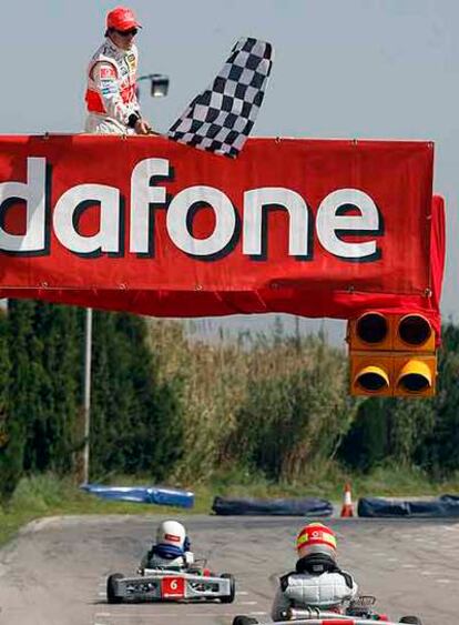 Alonso da el banderazo de llegada a la carrera de ayer.