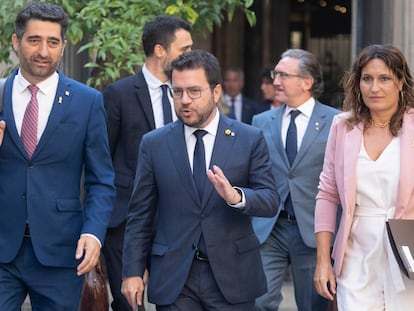 Pere Aragonès (segundo por la izquierda), junto al vicepresidente Jordi Puigneró y la consellera de Presidencia, Laura Vilagrà, el martes antes de la reunión del Govern.