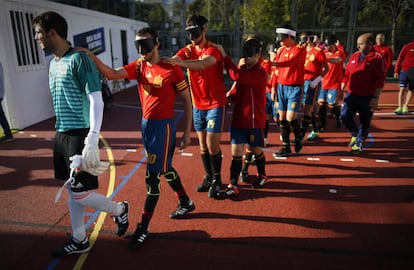 La selección española tiene ocho jugadores ciegos y dos porteros. El futbolista más joven, Sergio Alamar, tiene 17 años, y el mayor, 48.