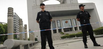 Policías hacen guardia fuera del tribunal donde son juzgados los agentes.