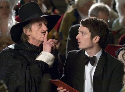 John Hurt (izquierda) y Elijah Wood, en un fotograma de <i>Los crímenes de Oxford,</i> de Álex de la Iglesia.