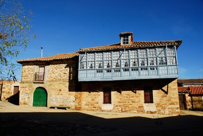 Una de las casas de Santa Colomba de Somoza, un ejemplo de la arquitectura típica de la comarca de la Maragatería.