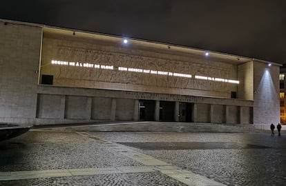 Fachada de la antigua sede del Partido Fascista en Bozen-Bolzano, con la cita de Hannah Arendt “Nadie tiene derecho a obedecer”.