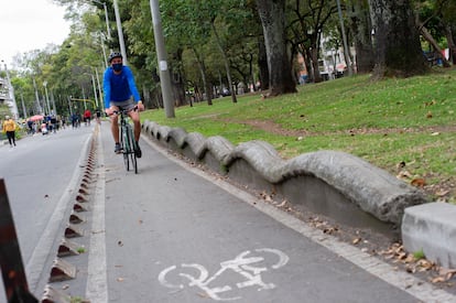 Un bogotano al aire libre en la famosa ciclovía que permaneció restringida durante el confinamiento

