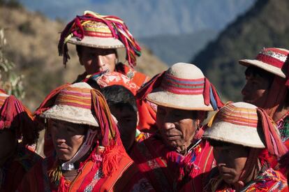 Guías locales tocados con ropa y sombreros típicos de Perú.