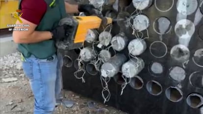 Bloque de mineral cargado de cocaína incautado durante la operación.