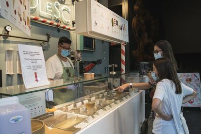 Rocambolesc nació en 2012 de la mano de Jordi Roca y Alejandra Rivas y su pasión por el mundo de los helados. En el proceso de creación había una divertida sinergia con los postres de Jordi Roca. Así, los toppings se convirtieron en la alternativa perfecta para que los helados devinieran la versión completa de los postres.
Con el paso del tiempo, Rocambolec se ha ido aventurado en el mundo del dulce, creando productos de confitería para ocasiones especiales. Siguiendo este camino, han encontrado la fórmula para que el proyecto no se limite a la heladería, sino que pueda seguir creciendo en el mundo de las golosinas, los caramelos...
Por esta razón, ahora han creado Rocambolesc Confitería, un espacio que permitirá seguir explorando en la creatividad del mundo del dulce. Está previsto que este nuevo proyecto abra sus puertas en el mes de marzo, un lugar donde potenciar los productos dulces que se están elaborando en el obrador y darles un entorno único.