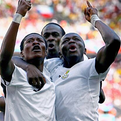 Gyan, el primero a la izquierda, celebra su gol con sus compañeros.