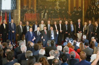 Los jurados de los premios Rey Jaime I, con los promotores de los galardones y el presidente valenciano, Ximo Puig. 