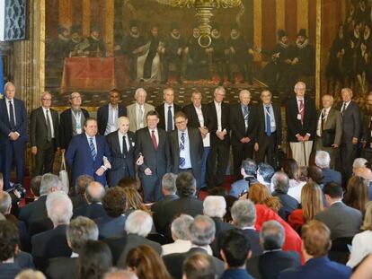 Los jurados de los premios Rey Jaime I, con los promotores de los galardones y el presidente valenciano, Ximo Puig. 