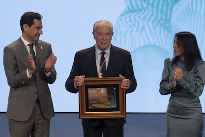 Curro Romero, el pasado 28 de febrero, flanqueado por el presidente de la Junta de Andalucía y la presidenta del Parlamento regional.