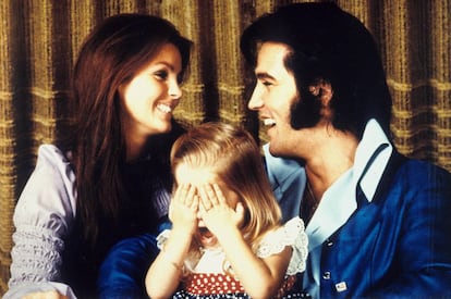 Elvis Presley con su esposa Priscilla y su hija Lisa Marie, en 1970.