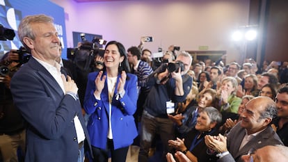 El ganador de las elecciones gallegas, Alfonso Rueda, celebra la victoria a su llegada a la sede del PP en Santiago de Compostela, este domingo por la noche.