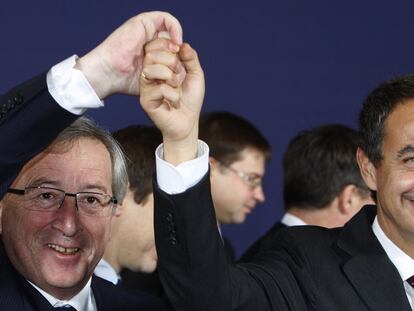 El primer ministro de Luxemburgo, Jean-Claude Juncker, posa con su homólogo español, José Luis Rodríguez Zapatero, en Bruselas.