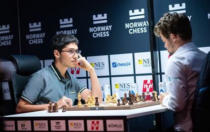 Firouzja mira a Carlsen segundos antes de lograr ventaja en la 'muerte súbita'