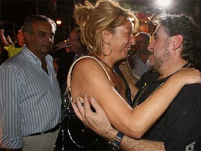 Pepu Hernández es abrazado por su esposa durante la fiesta madrileña.