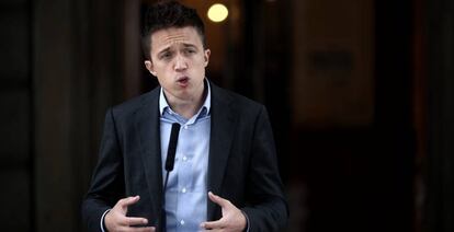 28/01/2021 El portavoz de Más País-Equo en el Congreso, Íñigo Errejón, responde en una rueda de prensa convocada en las inmediaciones del Congreso de los Diputados, en Madrid, (España), a 28 de enero de 2021. El portavoz ha anunciado este jueves que su formación votará este jueves a favor del decreto ley que regula la gestión de los fondos europeos tras haber acordado con el Gobierno la inclusión de un proyecto piloto para la reducción de la jornada laboral.
POLITICA
Eduardo Parra - Europa Press
