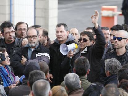 Trabajadores de la empresa de recogida de basuras de Alicante durante la asamblea de este sábado.