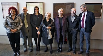 La directora del IVAM, Consuelo Ciscar, la consejera de cultura, María José Català, familiares de Francisco Sebastián y el secretario de Cultura, Rafael Ripoll.