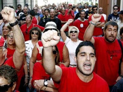 Trabajadores de Sniace, a la puerta del Orecla.