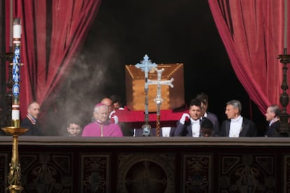 El féretro del papa Francisco abandona la basílica de San Pedro.