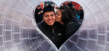 Una pareja se besa en Nueva York.