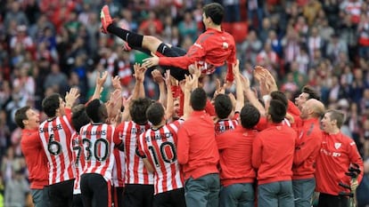 Los jugadores del Athletic despiden a Iraola, en su última temporada en el club, al término del partido frente al Villarreal.
