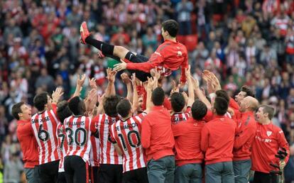 Los jugadores del Athletic despiden a Iraola, en su última temporada en el club, al término del partido frente al Villarreal.