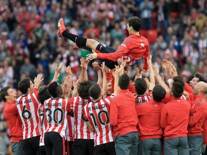 Los jugadores del Athletic despiden a Iraola, en su última temporada en el club, al término del partido frente al Villarreal.