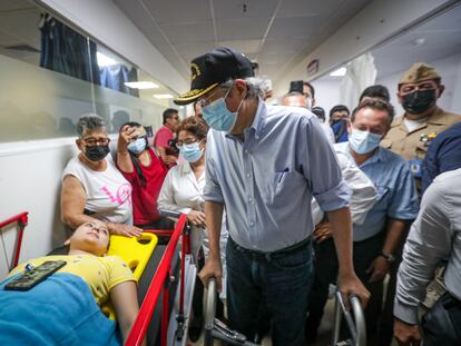 Fotografía cedida por Presidencia que muestra al presidente de Ecuador, Guillermo Lasso (d), mientras visita a los heridos por el terremoto hoy, en el Hospital del Seguro Social en la ciudad de Machala (Ecuador).