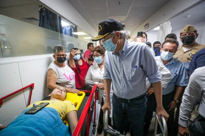 Fotografía cedida por Presidencia que muestra al presidente de Ecuador, Guillermo Lasso (d), mientras visita a los heridos por el terremoto hoy, en el Hospital del Seguro Social en la ciudad de Machala (Ecuador).