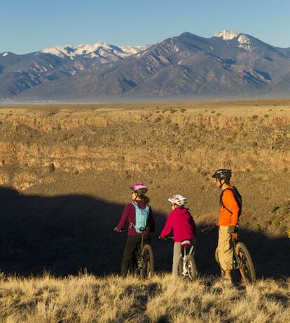Ruta ciclista en familia en Taos, Nuevo México (EE UU).