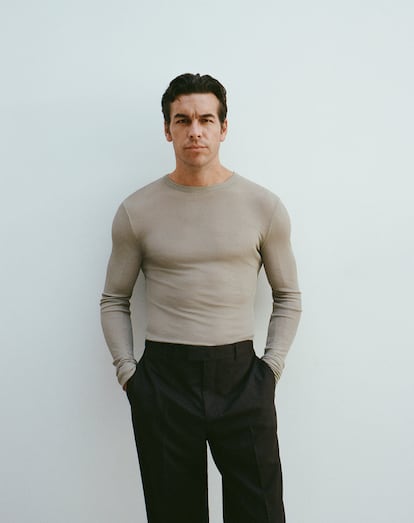 “El público ha crecido conmigo y me he convertido un poco en su amigo. Lo noto en la calle”, dice el actor, que viste camiseta de Ami Paris y pantalón de Dior Men.
