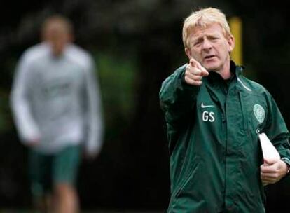 Gordon Strachan da instrucciones durante un entrenamiento del Celtic.