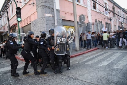 Manifestantes se enfrentan a la policía a las afueras del Congreso de Guatemala.