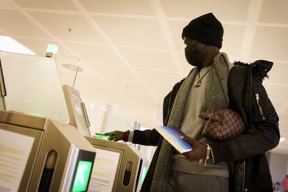 Un migrante senegalés toma un vuelo a Madrid desde Canarias.