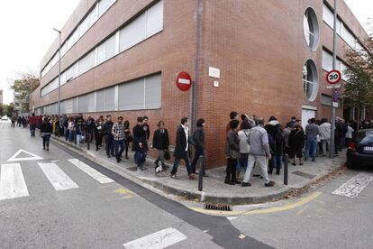 Largas colas de ciudadanos que quieren votar en la Escola d'Hosteleria i Turisme, en Girona.