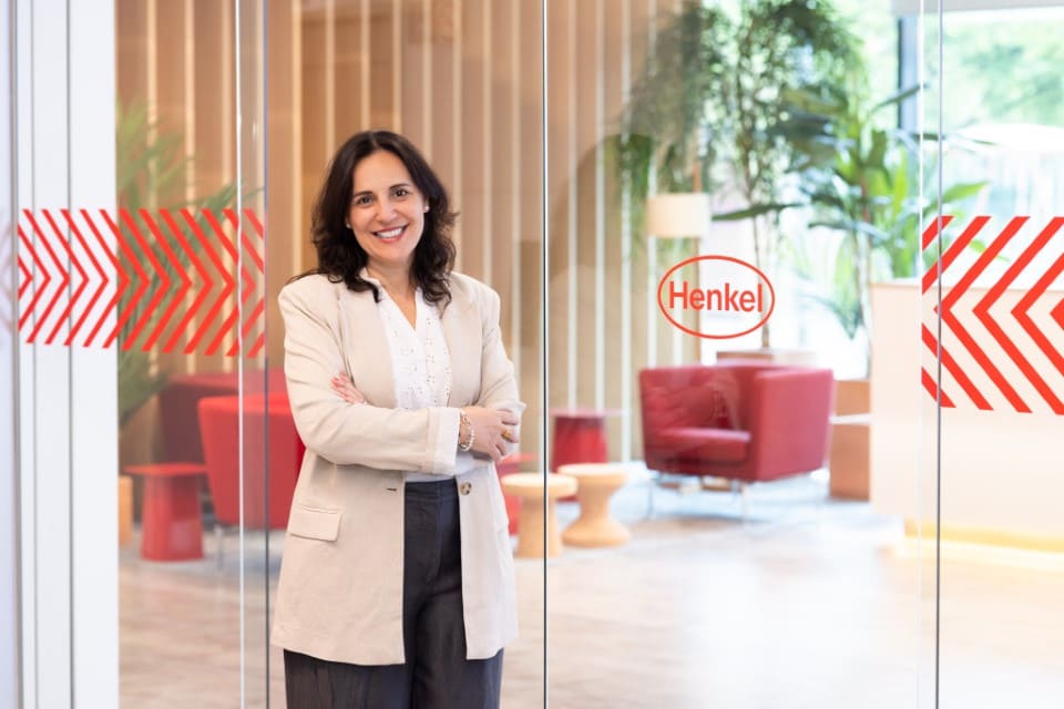 Henkel Ibérica ha nombrado a Anna Villar directora de Recursos Humanos para España y Portugal tras la salida de Griselda Serra. Inició su carrera en la compañía en 2002 y, tras una etapa fuera en grupos como Kantar y Danone, regresó en 2021 como responsab