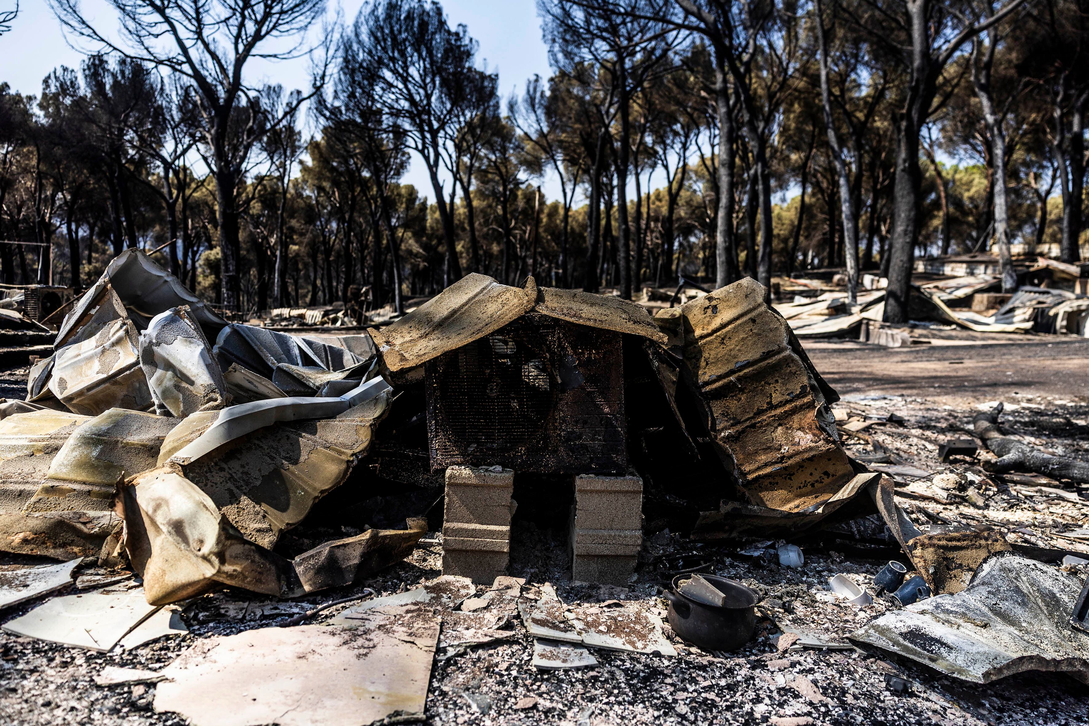 El camping La Ardilla Roja, cerca del Pantano de San Juan, ha quedado completamente arrasado por el fuego.