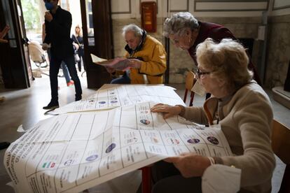 Varios ancianos miraban el listado de candidatos en un colegio electoral, en Milán. El líder de la Liga italiana, Matteo Salvini, ha animado a la población a acudir a las urnas este domingo y ha defendido que su partido aspira a ser una de las fuerzas parlamentarias "en el podio" para la formación de un nuevo Gobierno.